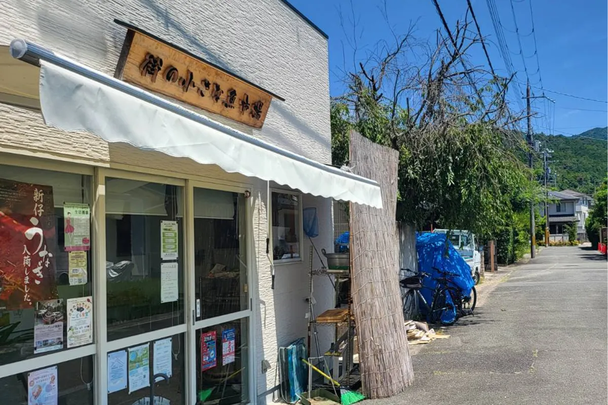 路地に停めた台車に積まれた鮮魚の木箱