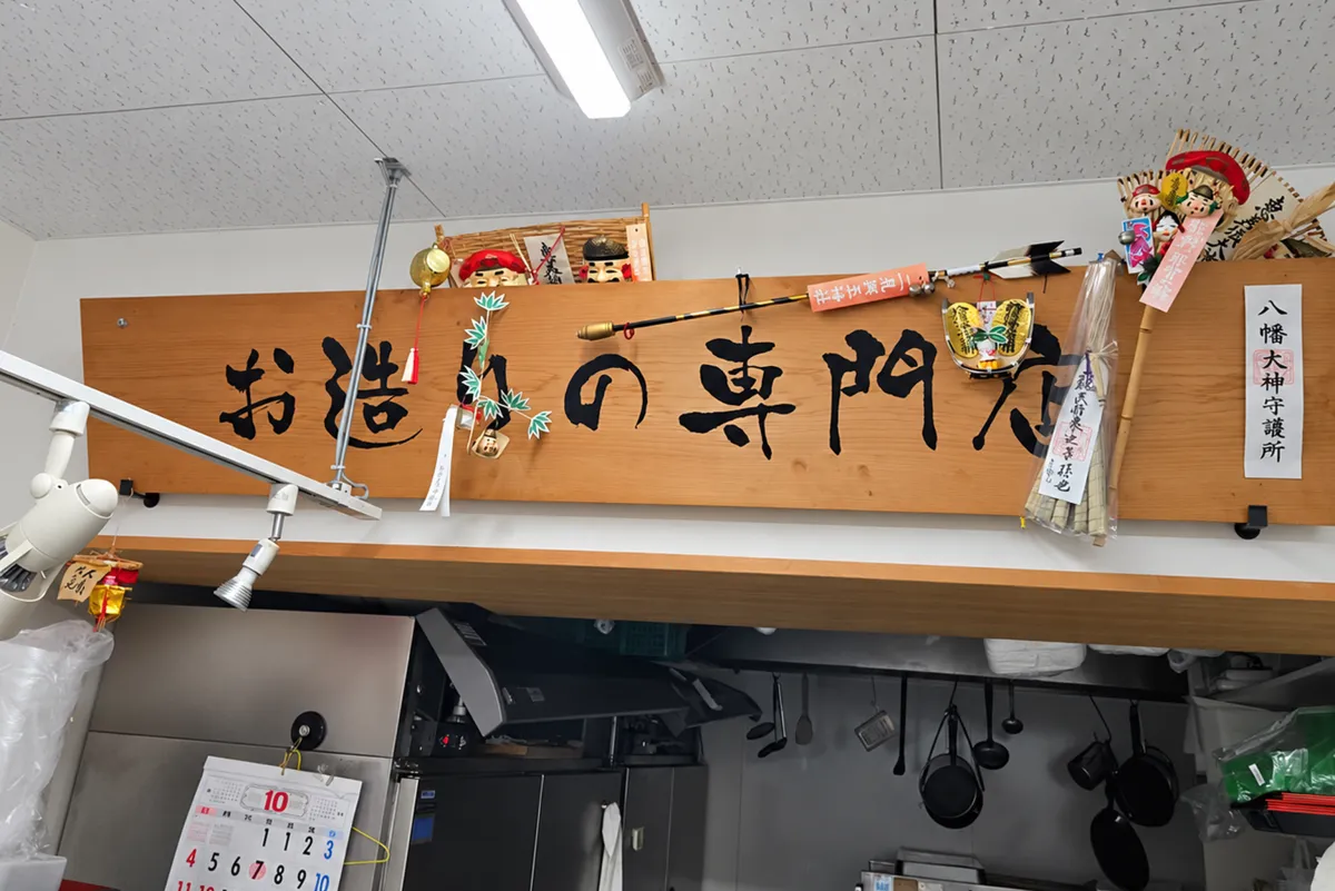 氷の上に並んだ鯛とさばの鮮魚