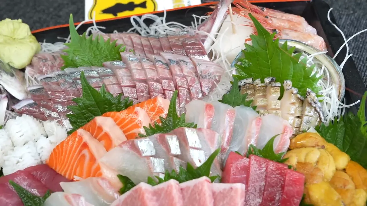 今井鮮魚店の店頭に並ぶ本日の魚とお造り