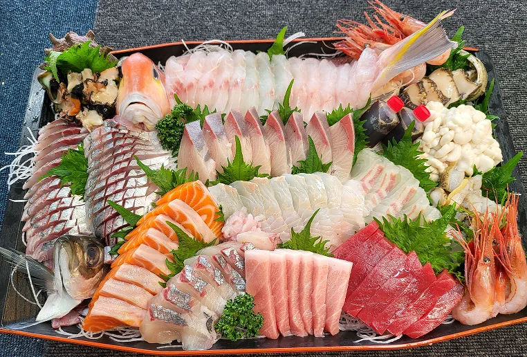 大皿に盛り付けたお造りの盛り合わせ